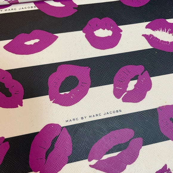 Marc by Marc Jacobs Incase for MacBook  Air (or oversized Clutch!) - Picture 2 of 9